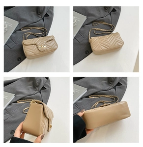 Vue détaillée sous quatre angles de la texture matelassée en V et du fermoir doré de ce sac