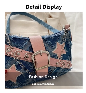 Détail du denim vieilli avec écusson étoile rose et décoration de chaîne en métal argent