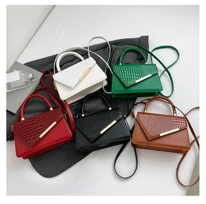 Gedetailleerd overzicht van vijf crossbodytassen in diverse kleuren met krokodillenprint