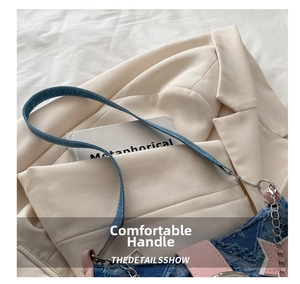 Détail du sac à bandoulière en denim bleu avec bordure en cuir rose et patch étoile