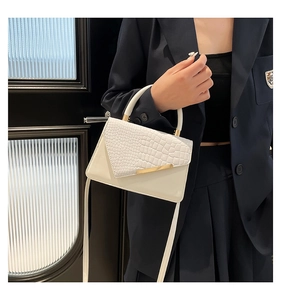Elegante borsa a tracolla bianca con patta a coccodrillo e dettagli in metallo dorato