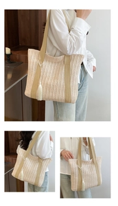 Dettaglio della grande borsa tote intrecciata beige con frange e tracolla larga