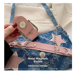Détail de la boucle magnétique argentée et de l'étoile sur sac en jean à chaîne