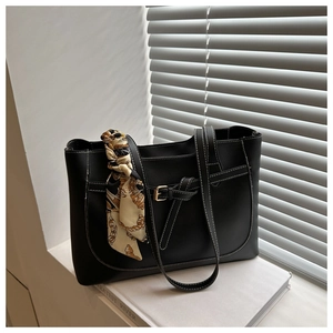 Détail du sac cabas noir en similicuir avec surpiqûres blanches et foulard décoratif