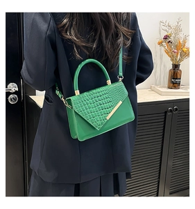 Borsa a mano verde con motivo a coccodrillo sulla spalla per stile e vestibilità