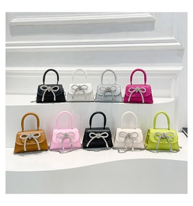 Collection de mini sacs à main avec nœuds en strass et chaînes en diverses couleurs