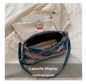 Vue détaillée du sac bandoulière en jean avec étoiles roses et intérieur spacieux
