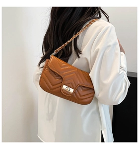 Sac à bandoulière en cuir matelassé marron porté par un mannequin pour l'échelle
