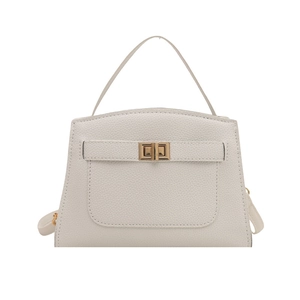 Sac à main chic en cuir beige pour femme avec fermoir doré et poignée élégante