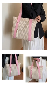 Dettaglio della borsa tote in paglia con cinghie in tela rosa e nappina decorativa