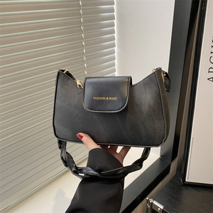 Sac à main croissant noir minimaliste avec poignée plissée et texte doré élégant