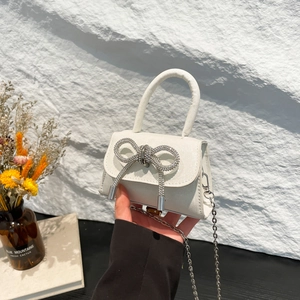 Mini sac bandoulière blanc avec fini pailleté et grand nœud décoré de strass