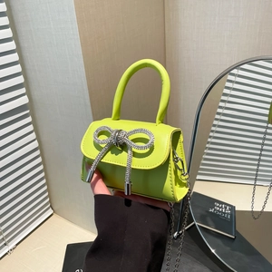Mini sac à main vert fluo avec un nœud en strass brillant et chaîne argentée