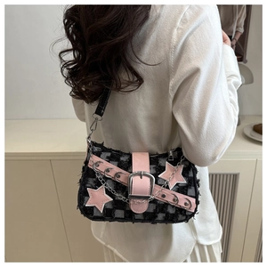 Détail d'un sac sous le bras de style Y2K avec des motifs d'étoiles et chaîne argent