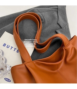 Détail du grand sac cabas en similicuir marron orangé avec de longues bandoulières