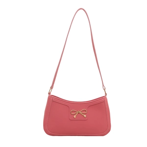 Sac à bandoulière rose en similicuir avec nœud doré au style minimaliste printemps 2025