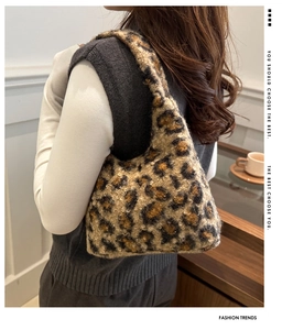 Vue détaillée du sac à main en peluche léopard montrant la texture douce de la fausse fourrure