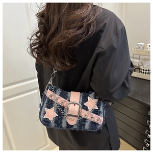 Sac à épaule Y2K en denim avec étoiles roses et chaîne porté par un mannequin