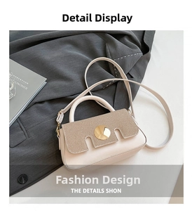 Gros plan du sac à main beige avec grande boucle dorée et détails de la poignée chic
