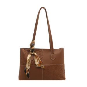 Sac fourre-tout marron avec patchwork croco et foulard en soie jaune sur la poignée