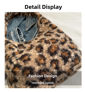 Gros plan du sac à main en peluche léopard avec texture douce en fausse fourrure