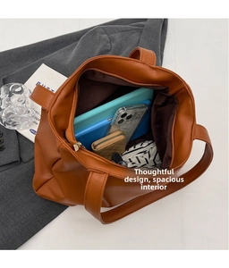 Vue intérieure montrant la grande capacité pour tablettes et essentiels dans le cabas marron