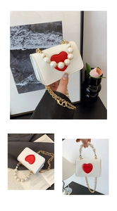 Détail du mini sac en cuir blanc avec cœur rouge surpiqué et poignée élégante en perles