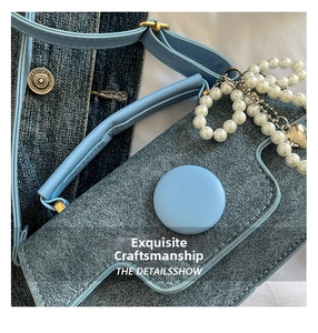 Détail du sac à bandoulière en denim bleu clair avec chaîne en perles et cœur argent