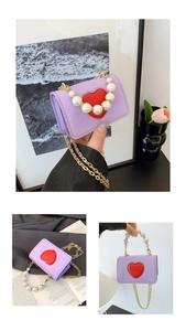 Détails du mini sac violet avec cœur rouge, poignée en perles et chaîne dorée