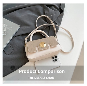 Détail du sac à bandoulière en cuir crème avec boucle dorée à côté d'un smartphone pour taille