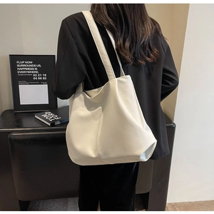 Détail du grand sac cabas crème avec couture centrale verticale en similicuir souple