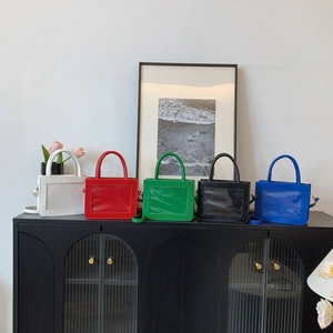 Sacs ita carrés minimalistes avec fenêtres transparentes en cinq couleurs sur comptoir