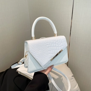 Sac à main blanc chic avec motif crocodile, garnitures dorées et bandoulière réglable