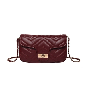 Sac bandoulière élégant bordeaux à motif chevron avec chaîne dorée et fermoir pivotant