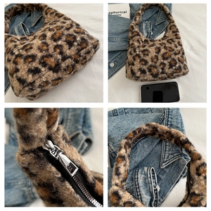 Détails du sac à main en peluche léopard avec fermeture éclair métallique et texture douce