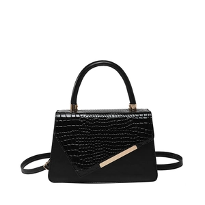 Sac à bandoulière noir minimaliste avec rabat effet croco et garniture dorée