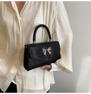 Détails du sac bandoulière noir scintillant avec boucle papillon argentée et chaîne