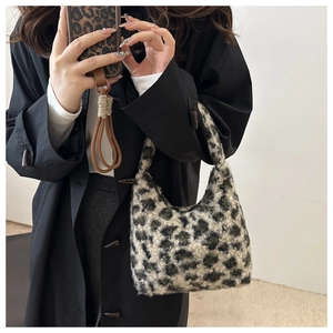 Detail der modischen Plüsch-Handtasche mit Leopardenmuster und weichem Kunstfell-Design