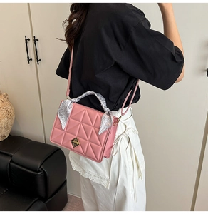 Sac à bandoulière rose matelassé avec poignée en foulard et fermoir métallique doré