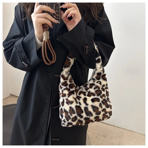Detail einer Handtasche mit Leopardenmuster aus Kunstpelz mit weichem Griff