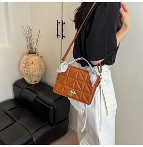 Détail du sac à main matelassé en PU marron caramel avec fermoir et foulard en soie