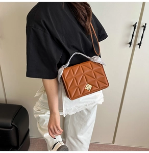 Sac bandoulière marron matelassé avec fermoir doré et foulard porté par un mannequin