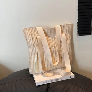Borsa tote minimalista in paglia intrecciata crema con lunghe frange e tracolla