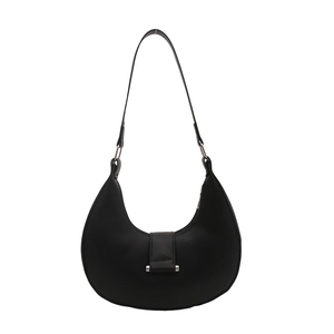Minimalistische mattschwarze Halbmond-Schultertasche mit Silberschnalle und Reißverschluss