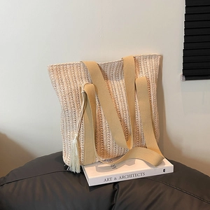 Borsa tote intrecciata con spalline gialle e nappa per vacanze estive e uso quotidiano