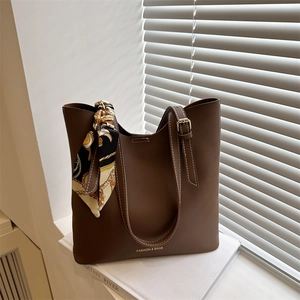 Braune Shopper Tasche für Damen mit Seidentuch und weißen Kontrastnähten
