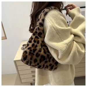 Gros plan sur la texture en fausse fourrure léopard d'un sac à bandoulière élégant