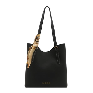 Schwarze Tote-Bag aus Leder mit weißen Ziernähten und dekorativem Seidenschal