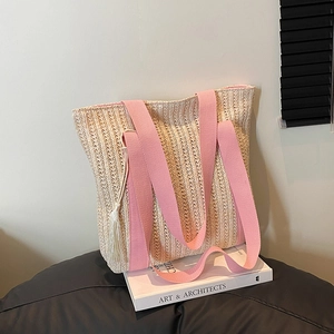 Borsa intrecciata minimalista con tracolla rosa e nappa per vacanze estive al mare