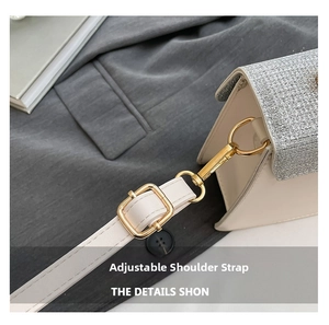 Detail eines verstellbaren Lederriemens mit goldener Hardware an beige Paillettentasche